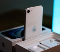 l'iPhone SE 2022 pourrait aussi faire office d'exercice de diction si l'on en croit certains analystes // Source : AB via Unsplash