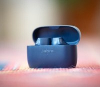 Les Jabra Elite 4 Active se rechargent dans leur boîtier // Source : Frandroid