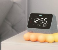Le Lenovo Smart Clock Essential avec Alexa intégré sur une veilleuse en forme de poulpe // Source : Lenovo