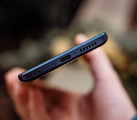 Le Moto G200 propose une charge 33W. // Source : Frandroid - Anthony Wonner
