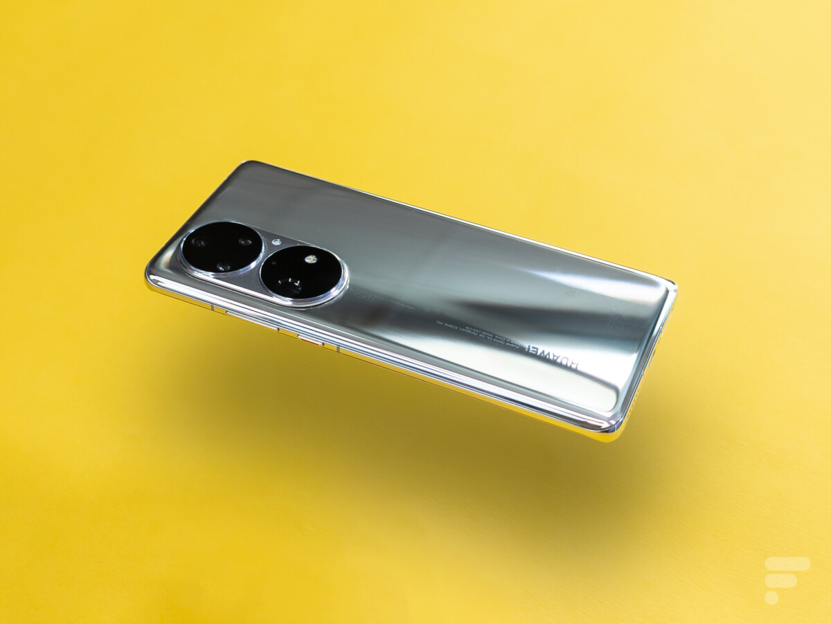 L'aspect chromé du P50 Pro fait son petit effet. // Source : Frandroid - Robin Wycke L'aspect chromé du P50 Pro fait son petit effet. // Source : Frandroid - Robin Wycke