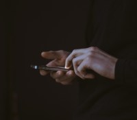 Les yeux sur le smarpthone // Source : Unsplash Gilles Lambert