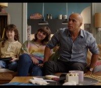 Eric Judor est le héros et chef de famille dans la série Week-end Family // Source : Disney +