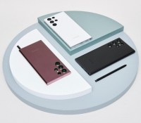 Le Samsung Galaxy S22 et son stylet S Pen. // Source : Samsung