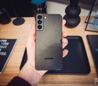 Le S22 loge parfaitement dans la paume de la main. // Source : Frandroid Le S22 loge parfaitement dans la paume de la main. // Source : Frandroid