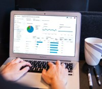 Un tableau de bord sur Google Analytics // Source : Myriam Jessier sur Unsplash