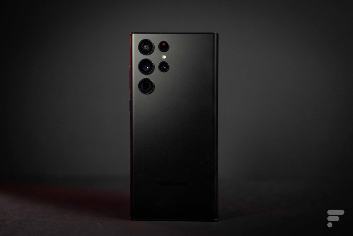 Le dos du S22 Ultra se démarque tout en sobriété. // Source : Frandroid - Anthony Wonner Le dos du S22 Ultra se démarque tout en sobriété. // Source : Frandroid - Anthony Wonner