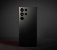 Le dos du S22 Ultra se démarque tout en sobriété. // Source : Frandroid - Anthony Wonner