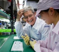 Tim Cook dans l'usine de Foxconn // Source : Twitter