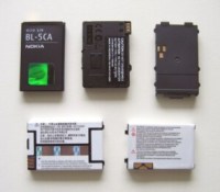 Des anciens accumulateurs lithium-ion pour téléphones portables. // Source : Phrontis / CC