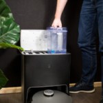 La station de recharge de l'Ecovacs Deebot X1 Turbo contient deux bacs d'eau pour alimenter le robot et nettoyer les serpillères. La station de recharge de l'Ecovacs Deebot X1 Turbo contient deux bacs d'eau pour alimenter le robot et nettoyer les serpillères.