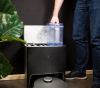 La station de recharge de l'Ecovacs Deebot X1 Turbo contient deux bacs d'eau pour alimenter le robot et nettoyer les serpillères.