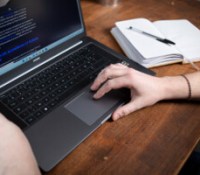 Le clavier et le trackpad du Magicbook 16 (2022) // Source : Johana Hallman pour Humanoid xp