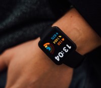La Xiaomi Redmi Watch 2 Lite est une montre légère qui conviendra aux petits poignets. // Source : Frandroid - Anthony Wonner