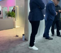 Carl Pei montrant le premier smartphone Nothing au MWC 2022 // Source : evleaks