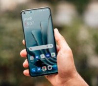 Le OnePlus 10 Pro en main // Source : Anthony Wonner - Frandroid