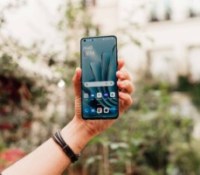 Le OnePlus 10 Pro dans la main // Source : Anthony Wonner - Frandroid