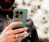 Le OnePlus 10 Pro en utilisation, vu de dos // Source : Anthony Wonner - Frandroid