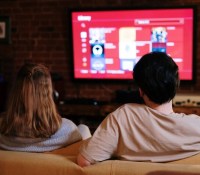 À choisir, sur quel écran préférez vous regarder vos séries ? // Source : Cotonbro / Pexels