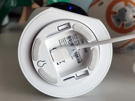 Le port d’alimentation USB se cache dans le petit socle // Source : Yazid Amer - Frandroid