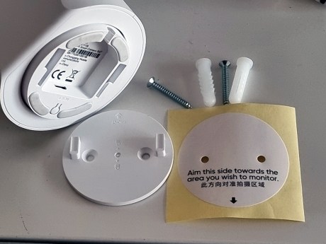 Installer la caméra au mur ou au plafond est vraiment simple pour qui a une perceuse à la maison // Source : Yazid Amer - Frandroid