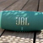 La JBL Charge 5, ici en bleu turquoise.
