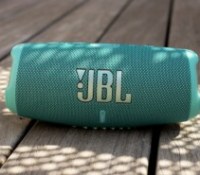 La JBL Charge 5, ici en bleu turquoise.