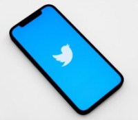 Twitter sur iPhone // Source : Unsplash Jeremy Bezanger
