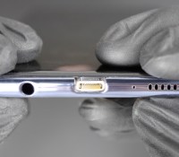 Le premier smartphone Android avec un port Lightning au monde // Source : Chaîne YouTube "Exploring the Simulation (Kenny Pi)"