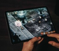 Jouer sans manette Bluetooth est assez compliqué, mais aucun jeu ne fait plier la puissance de l'iPad Air // Source : FRANDROID - Anthony WONNER