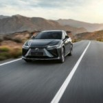 Lexus RZ 450e officialisé : plus de 400 km d’autonomie et un volant Yoke pour le SUV électrique Lexus RZ 450e officialisé : plus de 400 km d’autonomie et un volant Yoke pour le SUV électrique