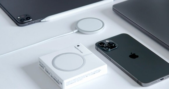 Le chargeur Apple MagSafe // Source : Unsplash Brandon Romanchuk Le chargeur Apple MagSafe // Source : Unsplash Brandon Romanchuk