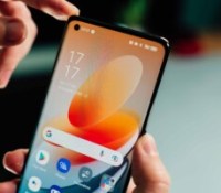 L'Oppo Find X5 intègre un poinçon en haut à gauche. // Source : Frandroid - Anthony Wonner