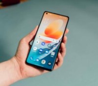 L'Oppo Find X5 assure une prise en main agréable, mais on peut craindre de le faire tomber sans coque. // Source : Frandroid - Anthony Wonner