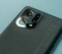 Le dos de l'Oppo Find X5 glisse agréablement sur la peau. // Source : Frandroid - Anthony Wonner