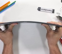 La Samsung Galaxy S8 Ultra se déforme mais ne rompt pas sous la force exercée // Source : JerryRigEverything