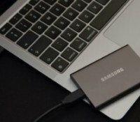 Samsung T7 noir // Source : Daniel Lezuch via Unsplash