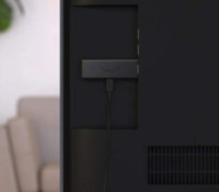 Le Fire TV Stick Lite branché à un téléviseur // Source : Amazon.