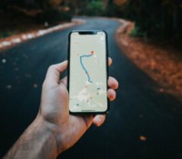 Google Maps sur smartphone // Source : Tamas Tuzes-Katai via Unsplash