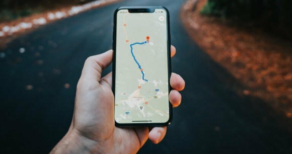 Google Maps sur smartphone // Source : Tamas Tuzes-Katai via Unsplash Google Maps sur smartphone // Source : Tamas Tuzes-Katai via Unsplash