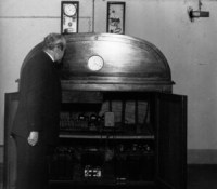 L'horloge parlante de l'Observatoire de Paris avec Ernest Esclanson, directeur de l'Observatoire de Paris // Source : BNF via Wikimedia