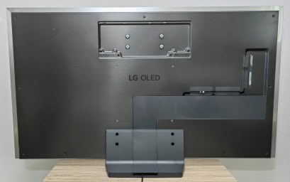 Le téléviseur sur son pied central,de dos.