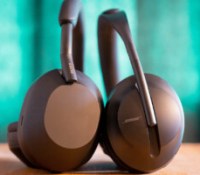 Le Sony WH-1000XM5 à gauche et le Bose Headphones 700 à droite // Source : Frandroid