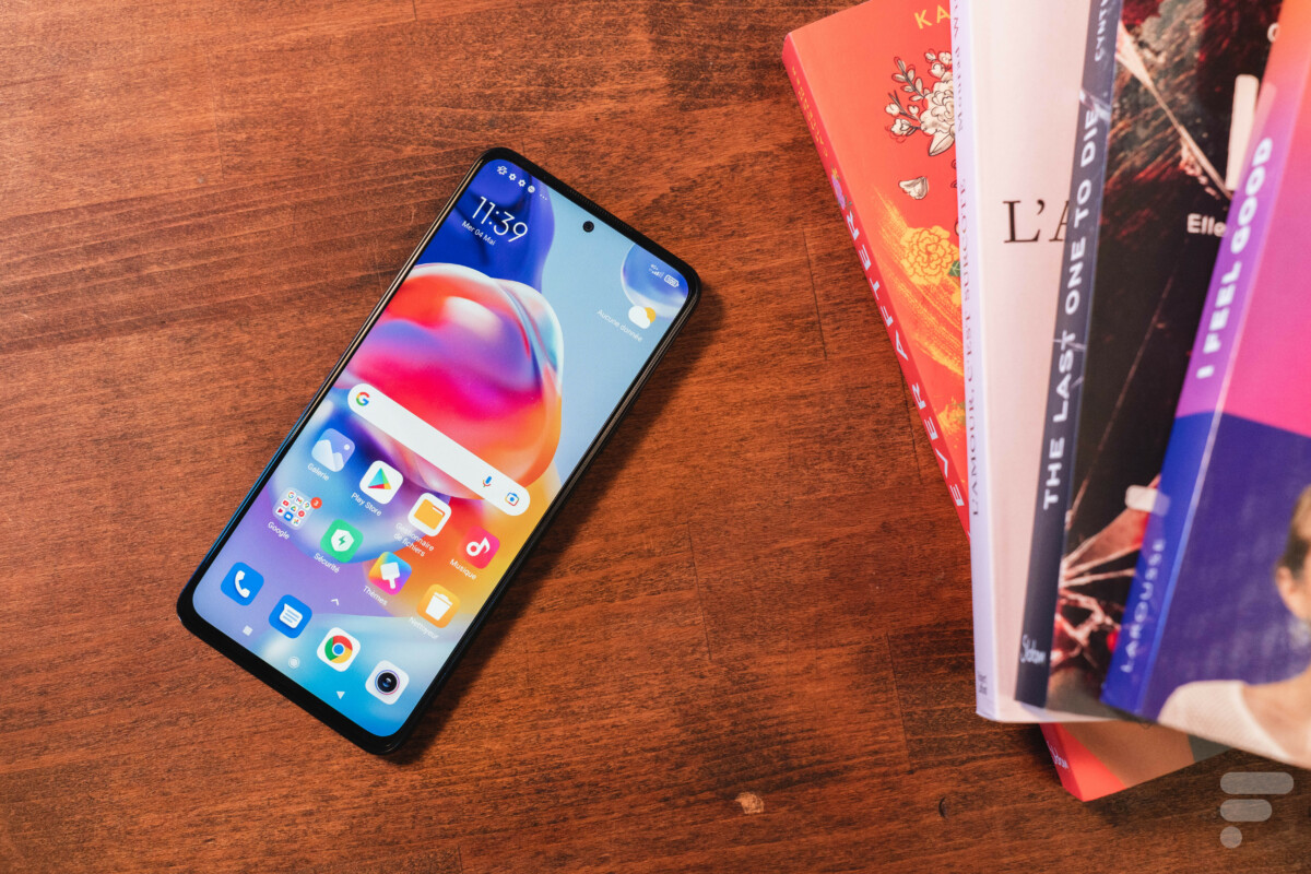 Le Xiaomi Redmi Note 11 Pro Plus 5G posé sur une table // Source : Anthony Wonner - Frandroid Le Xiaomi Redmi Note 11 Pro Plus 5G posé sur une table // Source : Anthony Wonner - Frandroid