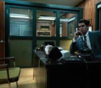 Andrew Garfield mène l'enquête dans "Sur ordre de Dieu"  // Source : Michelle Faye/FX