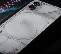 Le dos du Nothing Phone(1) // Source : © Rafael Zeier via YouTube