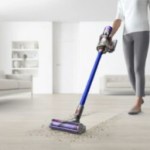 Dyson V11 Total Clean : cet aspirateur balai perd 150 € avant les soldes