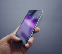 Un smartphone tenu dans la main // Source : Oliur via Unsplash