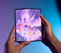 Le Huawei Mate Xs 2 en main // Source : Anthony Wonner - Frandroid Le Huawei Mate Xs 2 en main // Source : Anthony Wonner - Frandroid