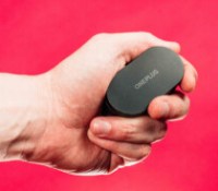 Le boîtier des OnePlus Nord Buds // Source : Robin Wycke pour Frandroid